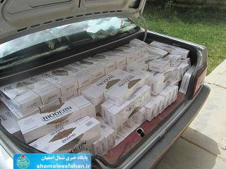 توقيف پژو با ۳۹۰ هزار نخ سيگار قاچاق در شهرضا