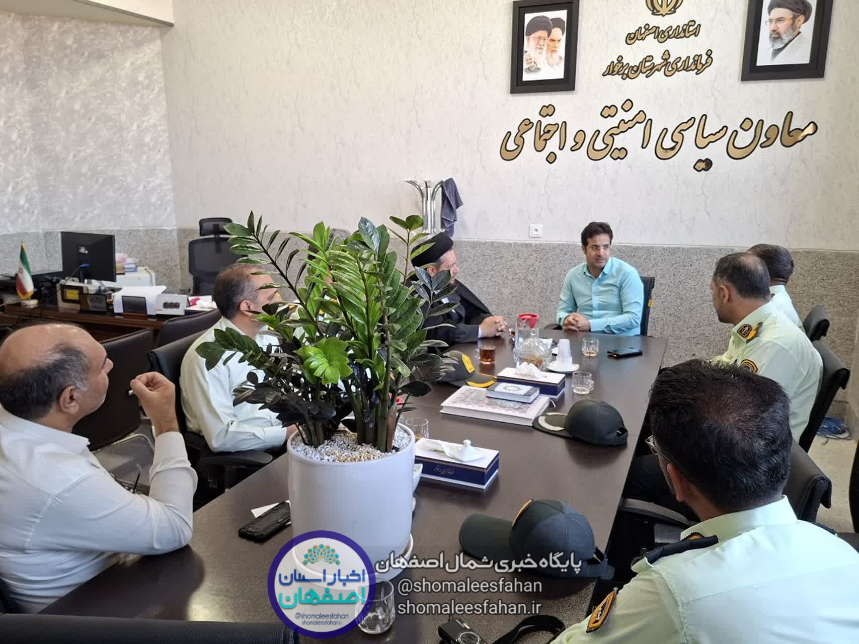 دیدار فرمانده انتظامی برخوار با فرماندار شهرستان به مناسبت هفته دولت و روز کارمند